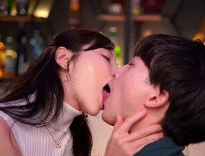 Tôi chiều chuộng một cậu bé nhỏ tuổi hơn ở nơi làm việc